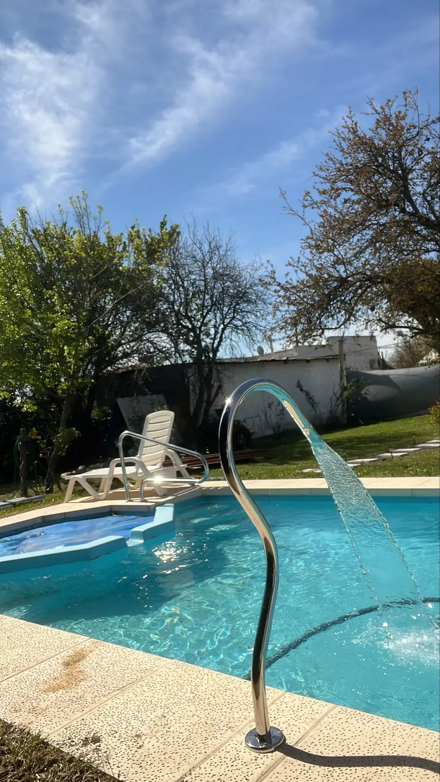 Piscina con cascada de acero inoxidable